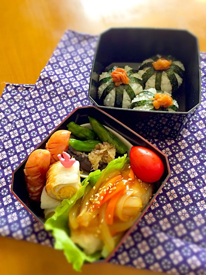 ワタクシ弁当🎶
肉巻き卵の野菜あんかけ
ナスとししとうのおろしポン酢
ウイン
お花竹輪
手毬おにぎり|BooBooさん