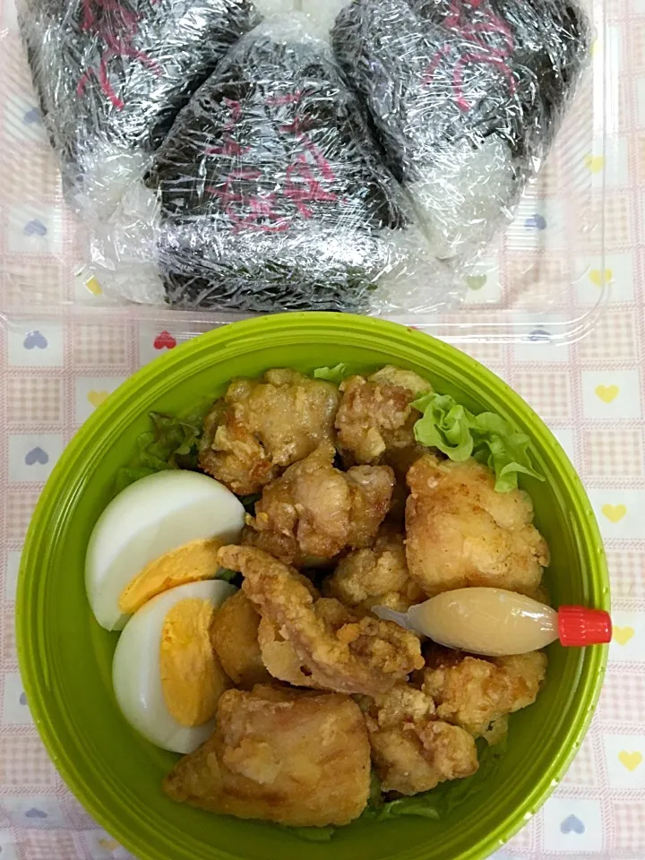 Snapdishの料理写真:5月27日息子弁当
唐揚げ  明太子と梅おかかのデカおむすび|オリーブさん