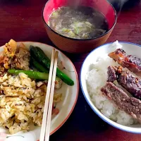 Snapdishの料理写真:栗ちゃん宅の朝飯美味い(^.^)
ホッキ貝の炒飯にアスパラとホッキ貝の炒め物…牛サガリ丼に、浜と採った海苔の味噌汁✨|Hiroyuki Umetsuさん