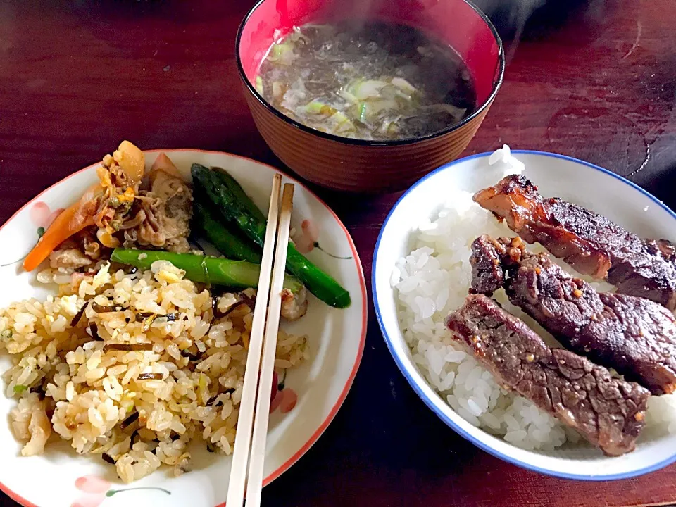 Snapdishの料理写真:栗ちゃん宅の朝飯美味い(^.^)
ホッキ貝の炒飯にアスパラとホッキ貝の炒め物…牛サガリ丼に、浜と採った海苔の味噌汁✨|Hiroyuki Umetsuさん