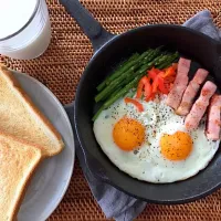 Snapdishの料理写真:ベーコンエッグ🍳|akuomamさん