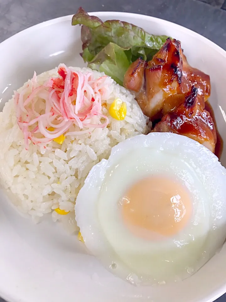 カニカマとコーンのピラフ目玉焼きと照り焼きチキン添え|学食おばちゃんさん