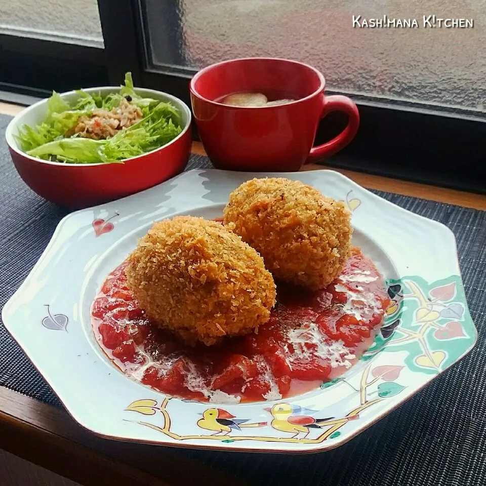 タコスライス用の挽肉をコロッケにして、亜麻色になるまで炒めたニンニクと玉葱のトマトソースとともにボナペティ(๑´ڡ`๑)🍴
あ、コロッケの中にトロトロチーズ入れても良かったなぁ💡
●タコス味のコロッケとトマトソース🍅 
●ツナサラダ＆お麩入りコンソメスープ|Kashimanakitchenさん