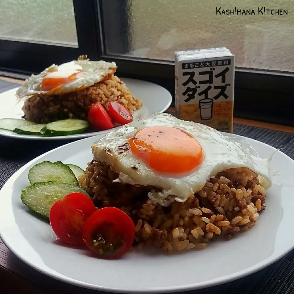 子供の頃に母が作ってくれてた挽肉炒飯🍚
材料はカリカリに炒めた挽肉とご飯だけ。
味付けはフィリピンの醤油と胡椒だけ。
目玉焼きを乗せて、醤油とレモン汁を合わせたタレをかけてボナペティ(๑´ڡ`๑)🍴
凄くシンプルなのに美味しい❤
朝ごはんなのに子供達もペロっといっちゃう✌|Kashimanakitchenさん