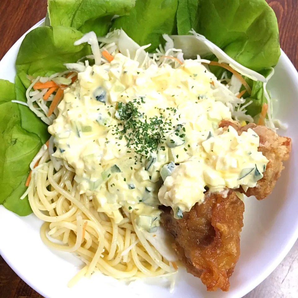 Snapdishの料理写真:手作りタルタルソースで
唐揚げもパスタもサラダも一盛り🎶|yumyum😋さん