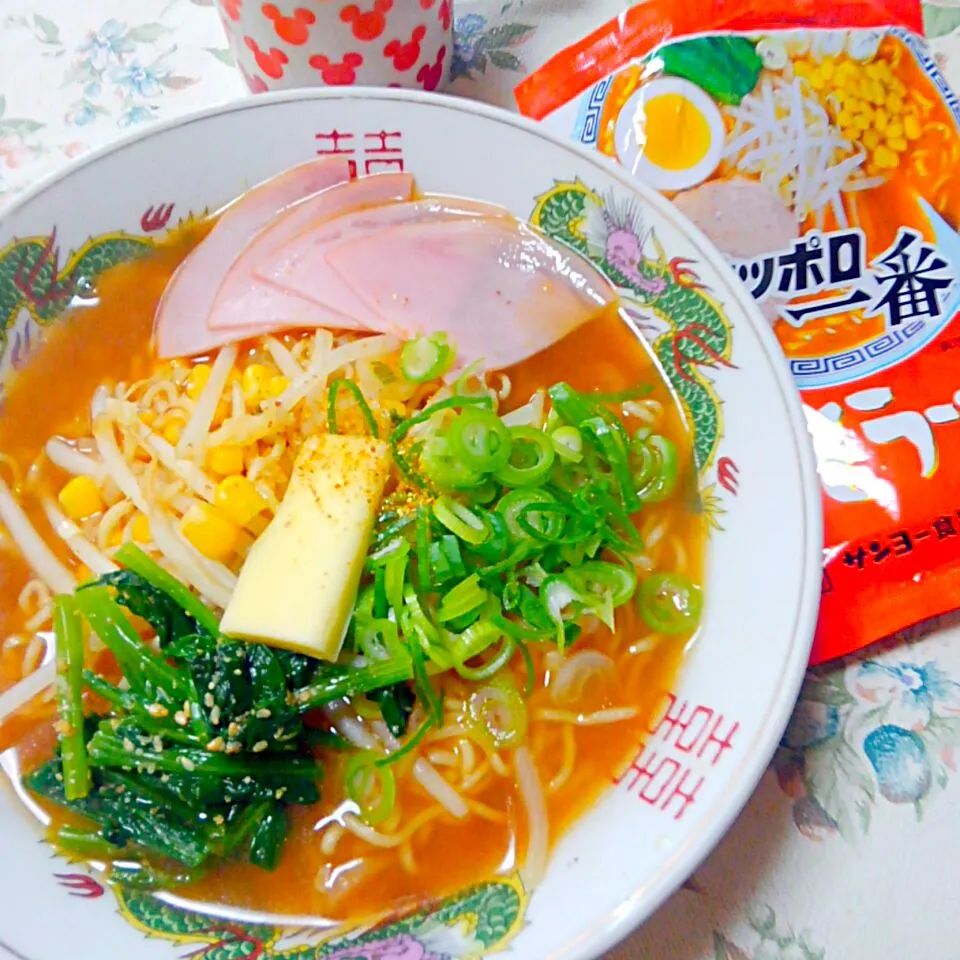 Snapdishの料理写真:サッポロ一番味噌ラーメン🍥バターコーン乗せ|うたかた。さん