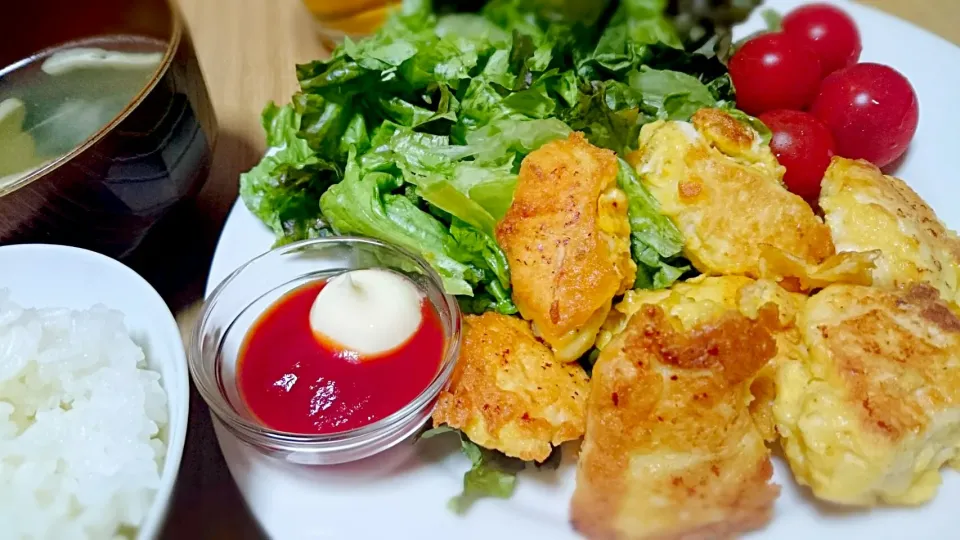 鶏ささみカレーチーズピカタ
サニーレタス
プチトマト
揚げとワカメの味噌汁|やっちさん