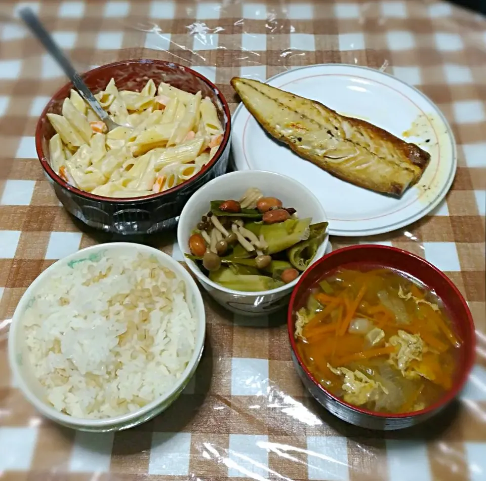 Snapdishの料理写真:サバ塩焼き
ピーナッツとネギ煮込み
マカロニサラダマヨーグルト和え
スープ|時雨さん