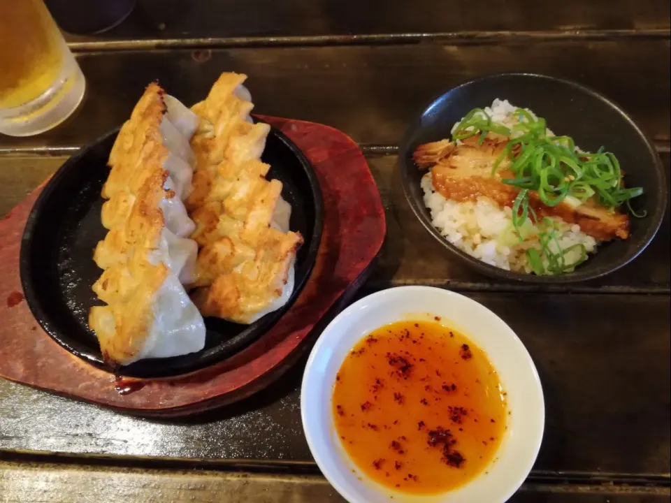 ひとくち餃子、ぶちうまチャーシュー丼🍺|Kojiさん