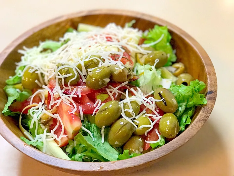 Snapdishの料理写真:オリーブと人参トマトレタスキャベツ玉ねぎサラダ🥗えごま油チーズ味|マハロ菊池さん