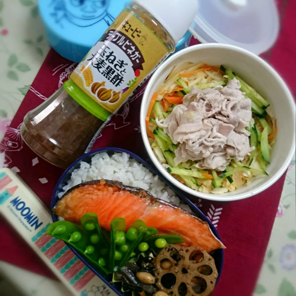 Snapdishの料理写真:お弁当(5/27)
ごはん、鮭の塩焼き、ひじきと大豆の煮物、スナップえんどう、冷しゃぶサラダ～玉ねぎと大麦黒酢～|さっちんさん