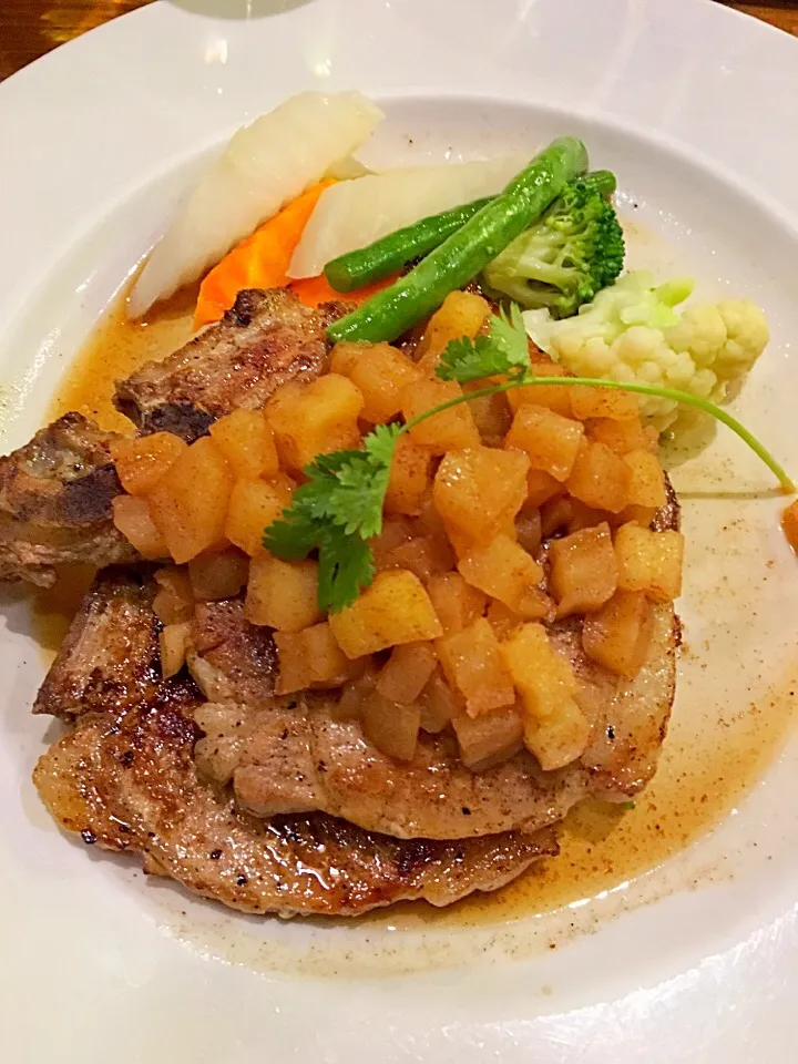 Snapdishの料理写真:Pork chops with apple sauce|Jillieさん