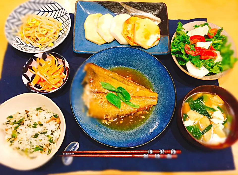 カレイの煮付け  山芋のステーキ  もやしのナムル  人参のハニーマスタード和え  ケールとカブとカマンベールチーズのサラダ  小松菜と舞茸ご飯 お揚げと小松菜のお味噌汁|kona7さん