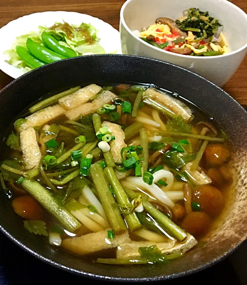 単身赴任の晩ごはん🌌🌙⭐
芹となめこ汁うどん
頂きもののちらし寿司
サラダ（レタス、スナップエンドウ）🥗|ぽんたさん