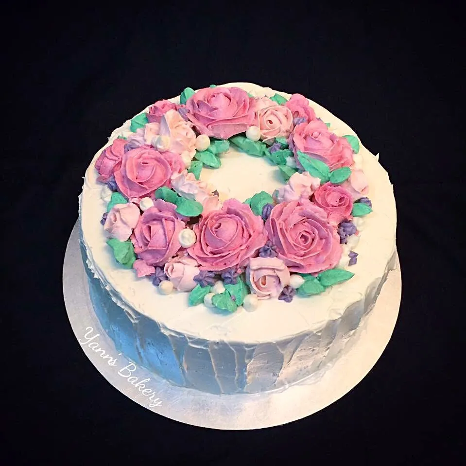 Homemade Strawberry Buttercream Flower Cake. 自家製いちごバタークリーム花のケーキ。|Yannさん