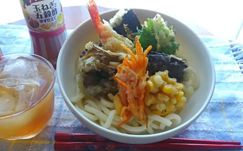 Snapdishの料理写真:💮｢ドレッシングで食べる天婦羅うどん｣…これから、増々暑い季節がやって来る💦～冷たいサラダ感覚のうどん！美味しいです＾＾❣|*ママちゃん*さん