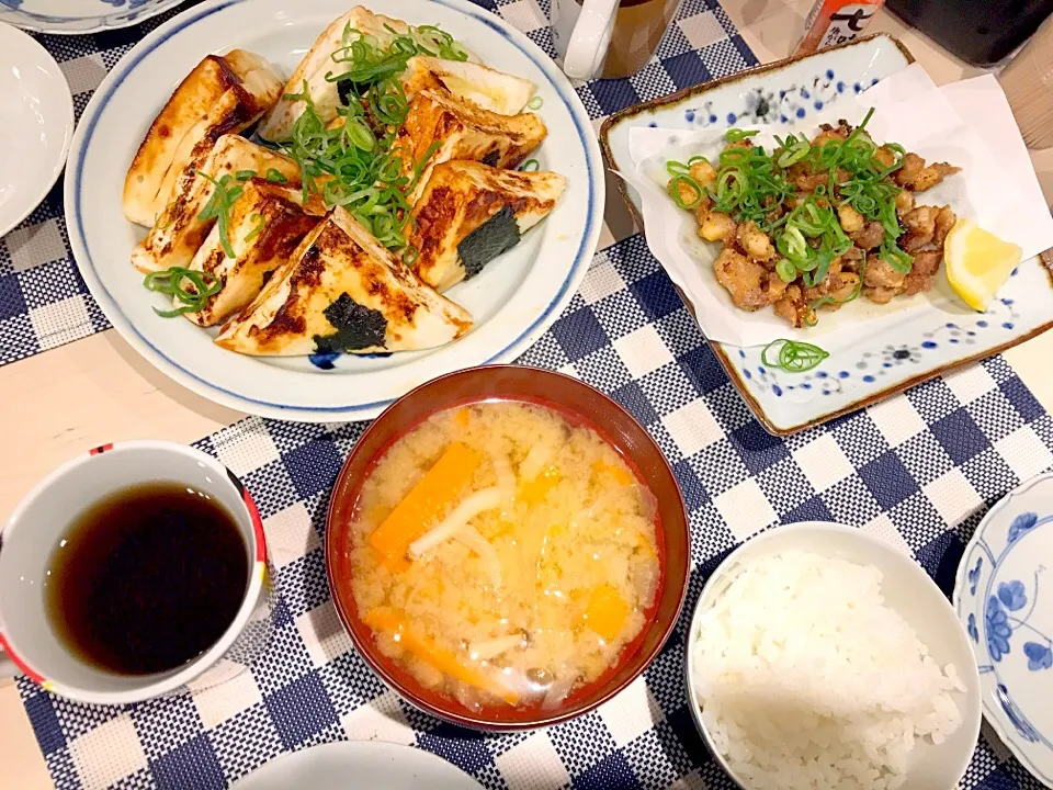 ♥️はんぺんチーズ挟み焼き/♥️なんこつ塩胡椒焼き/♥️しめじ、人参、白菜の味噌汁/♥️白ご飯|みるくさん