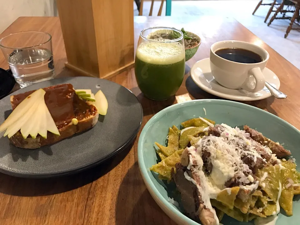 Tosta con cajeta y chilaquiles con lengua de res|Eduardo Mestre Sさん