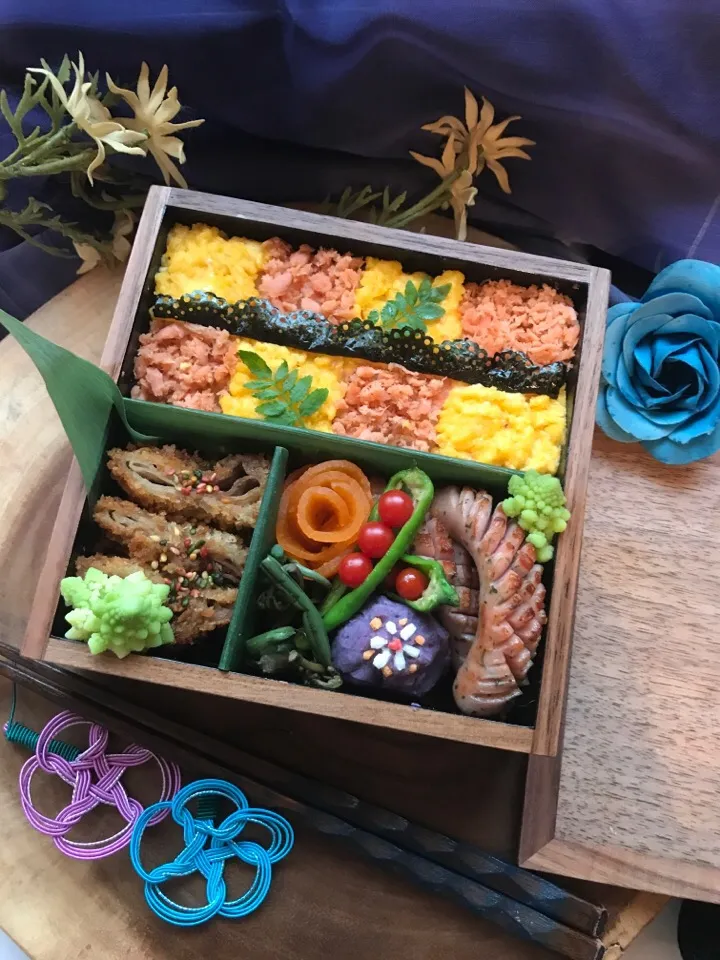 Snapdishの料理写真:海苔レースのせそぼろごはん弁当|vivienne_glowさん