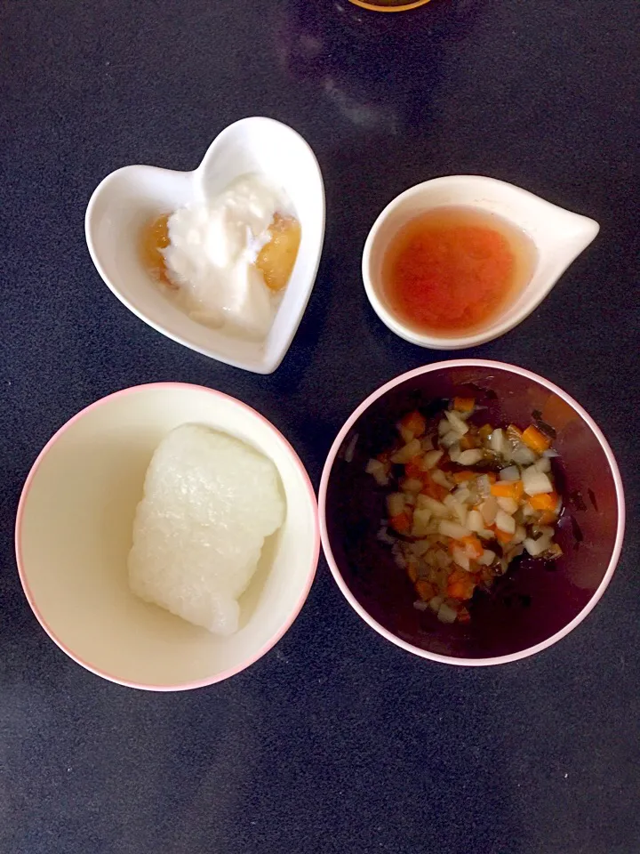 Snapdishの料理写真:離乳食 朝
・4倍粥
・お麩と野菜の煮物
・トマトのお味噌汁
・フルーツミックス(BF)豆乳グルト|ぺろたんさん