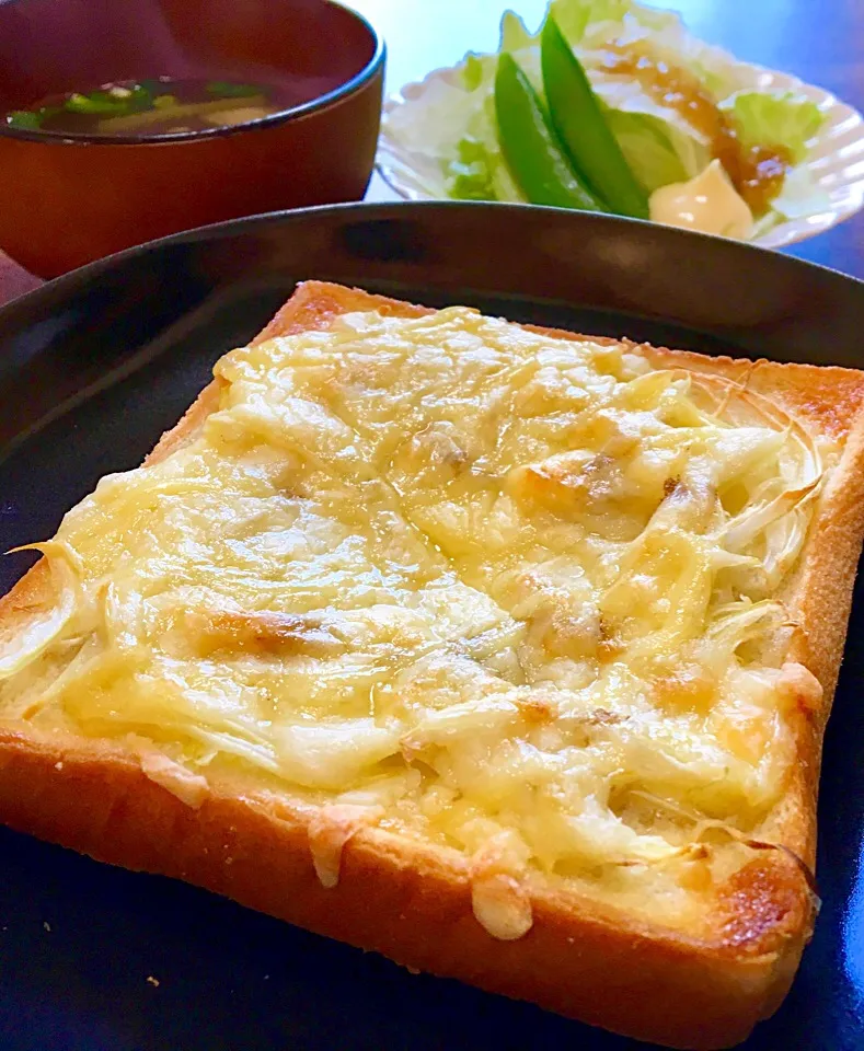 単身赴任の朝ごはん🌞
玉ねぎだけのピザトースト🍕🍞
芹なめこ汁
サラダ🥗
#単身赴任朝食 #ピザトースト #玉ねぎ|ぽんたさん