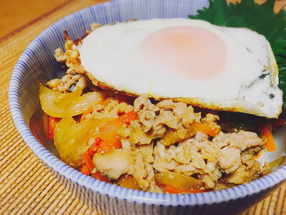 Snapdishの料理写真:咲きちゃんの料理 我が家流スタミナ焼きで丼( ´͈ ᗨ `͈ )◞♡⃛|じゅんけさん