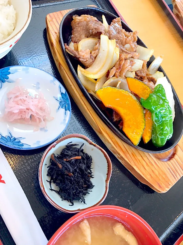 Snapdishの料理写真:青森県産牛バラ焼き定食
バラ焼き（ばらやき）とは、約60年前の青森県三沢市を発祥とし、十和田市などの南部地方へと広まったとされるご当地グルメである。
#B級グルメ
#十和田バラ焼き
#牛肉
#玉ねぎ
#美味しい
#十和田市
#ご当地グルメ|901さん