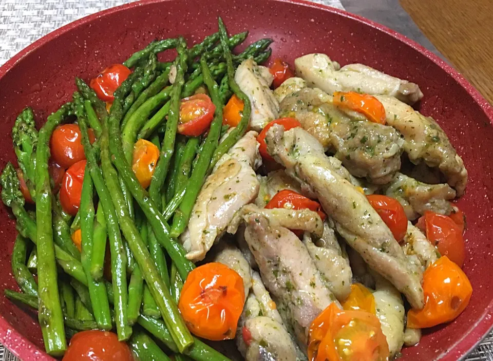 ✨CHICKEN and VEGGIES with BASIL PESTO✨|🌺Sanntina🌺さん