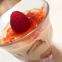 レアチーズケーキの余りで
苺パフェ🍓|さきさん