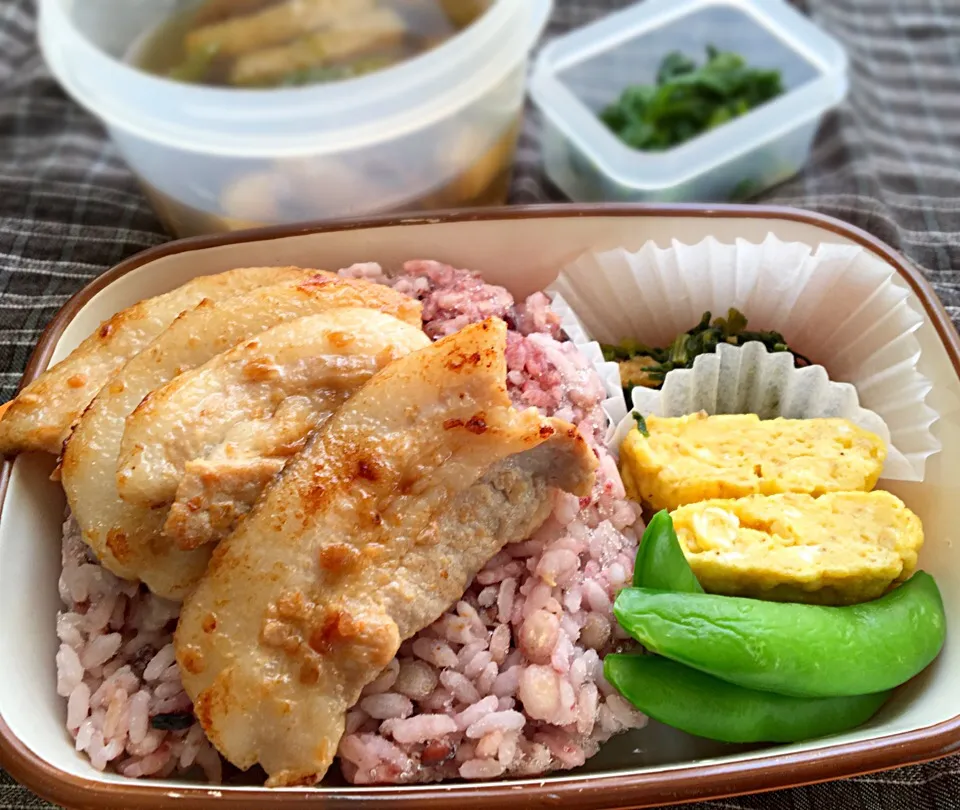 Snapdishの料理写真:営業マンの昼ごはん☀️ 🍴豚焼肉弁当🍱🐷 豚のテーブルビネガーマリネ焼き すり胡麻入り玉子焼き スナップエンドウ 大根葉ふりかけ 大根葉おひたし 芹なめこ汁 黒米麦ご飯#単身赴任弁当|ぽんたさん