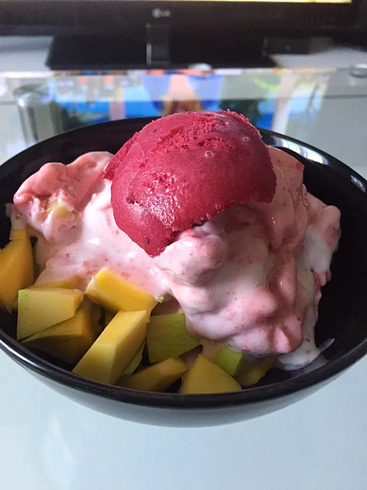 Breakfast fruit icecream 👍 #icecream #fruit #banana #mango #strawberries|LucieFoodさん