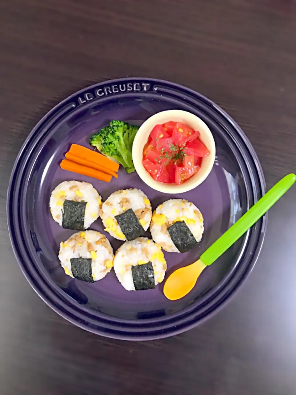 Snapdishの料理写真:5/28❁息子離乳食 夜ごはん🍽
鶏そぼろと卵のおにぎり🍙
トマト🍅
ブロッコリー
にんじん🥕
ぶどうと野菜ジュース|つんさん