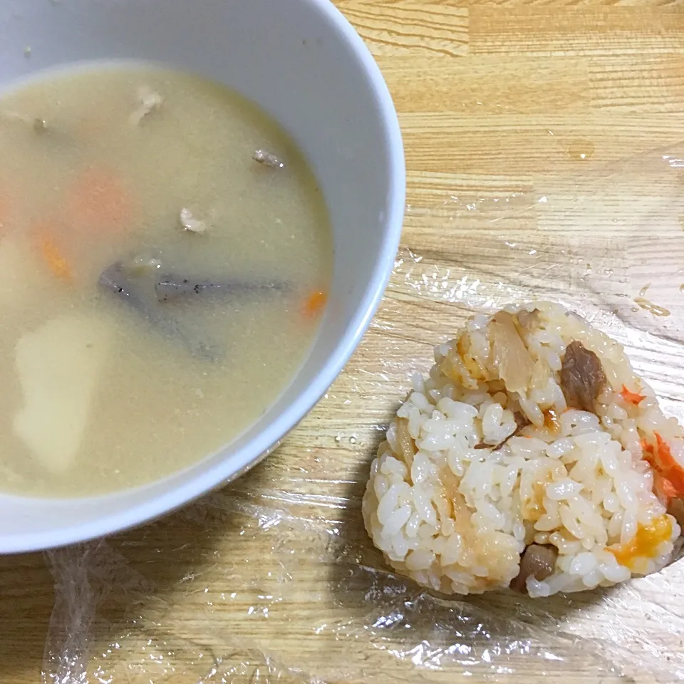 Snapdishの料理写真:豚汁
きのこの炊き込みご飯|あきえさん