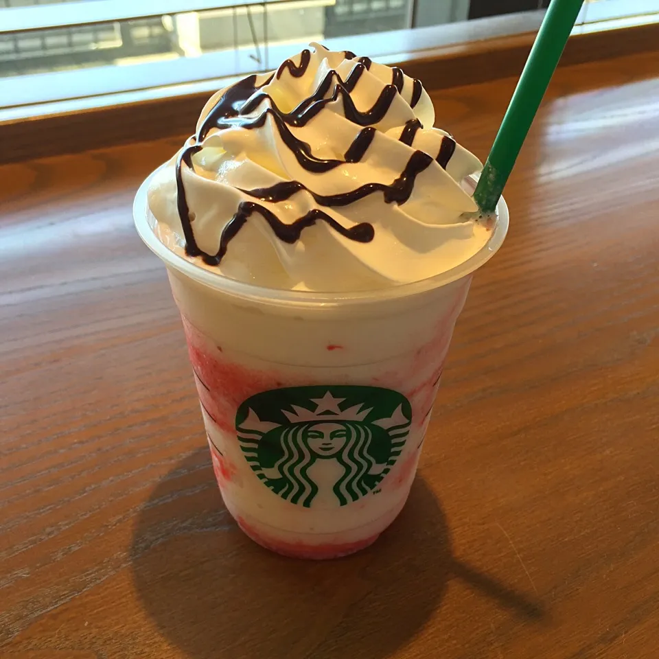 ストロベリーフラペチーノ チョコがけ🍓|Makikoさん