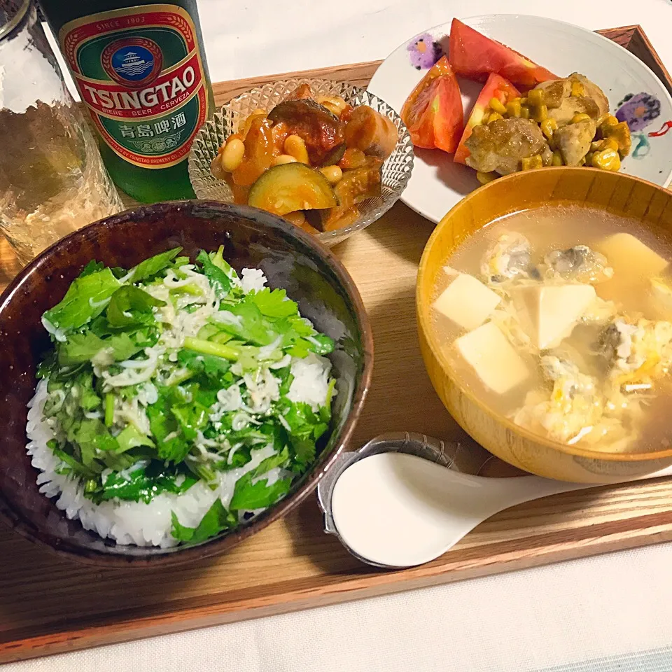 Snapdishの料理写真:しらすパクチーバター丼／豆腐あさり卵の中華風スープ／ラタトゥイユ／鶏肉とコーンのカレー炒め／トマト／青島ビール|mogwaiさん