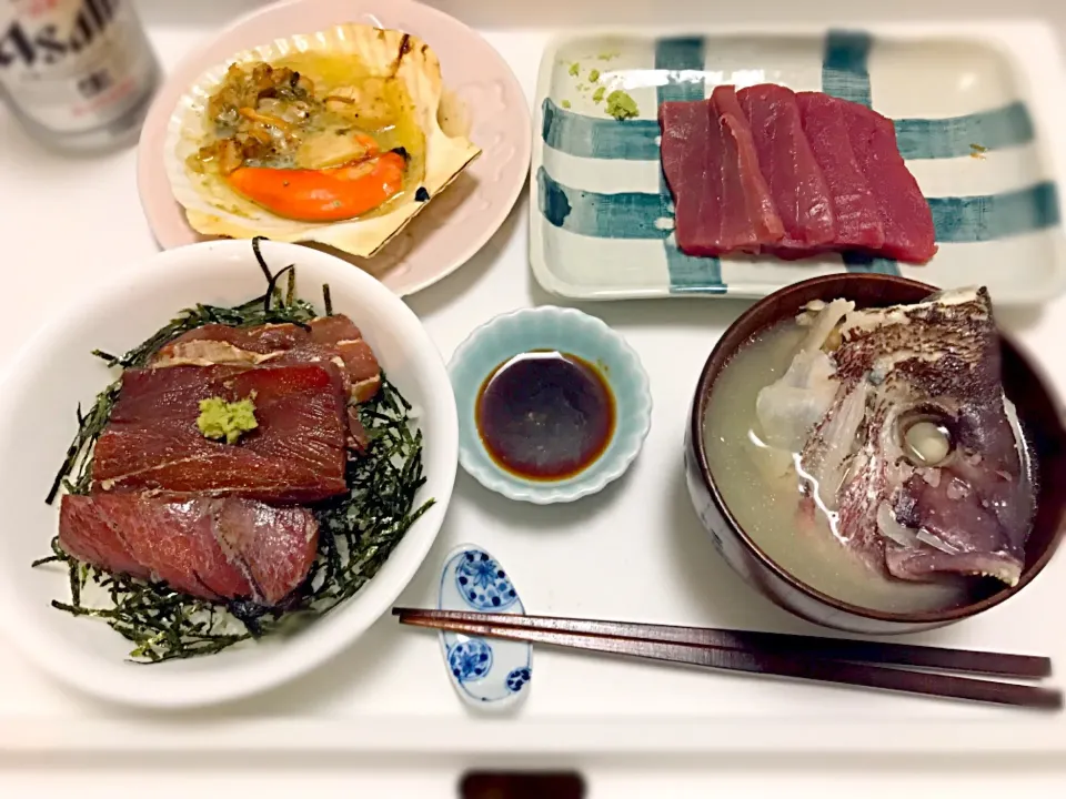 今日の晩御飯。三陸産本マグロの刺身と漬け丼。真鯛のあら汁。活ホタテのバター醤油焼き。#マグロ #ホタテ #マダイ|こじさん