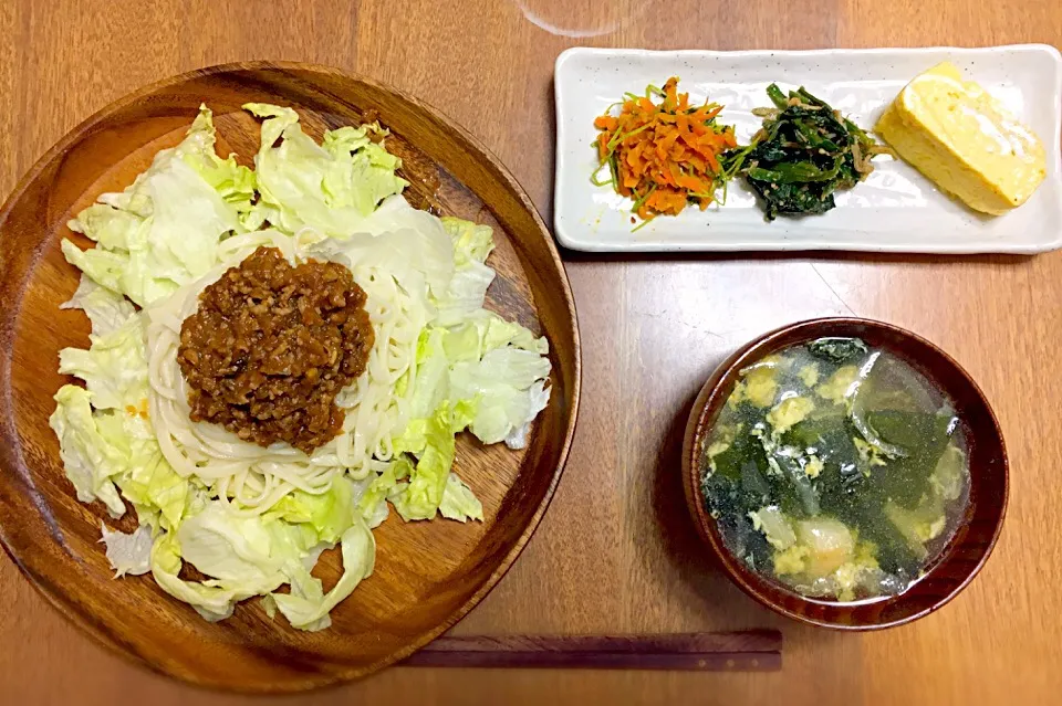 今日の晩ごはん

#肉味噌うどん #豆苗と人参のナムル #ほうれん草胡麻和え #ワカメと卵のスープ #だし巻き卵|Mimさん