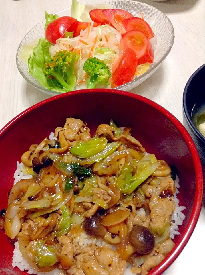 回鍋肉丼、野菜サラダ、ワカメと豆腐の味噌汁|Ayaさん