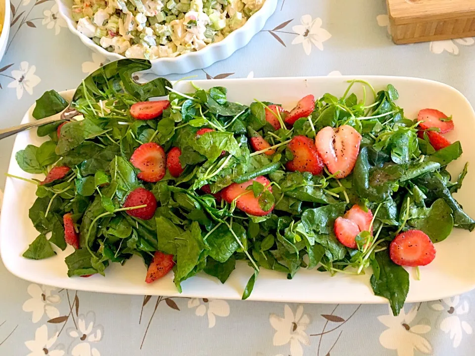 Strawberry spinach pea shoots salad with poppy seed vinaigrette|Bridgetさん