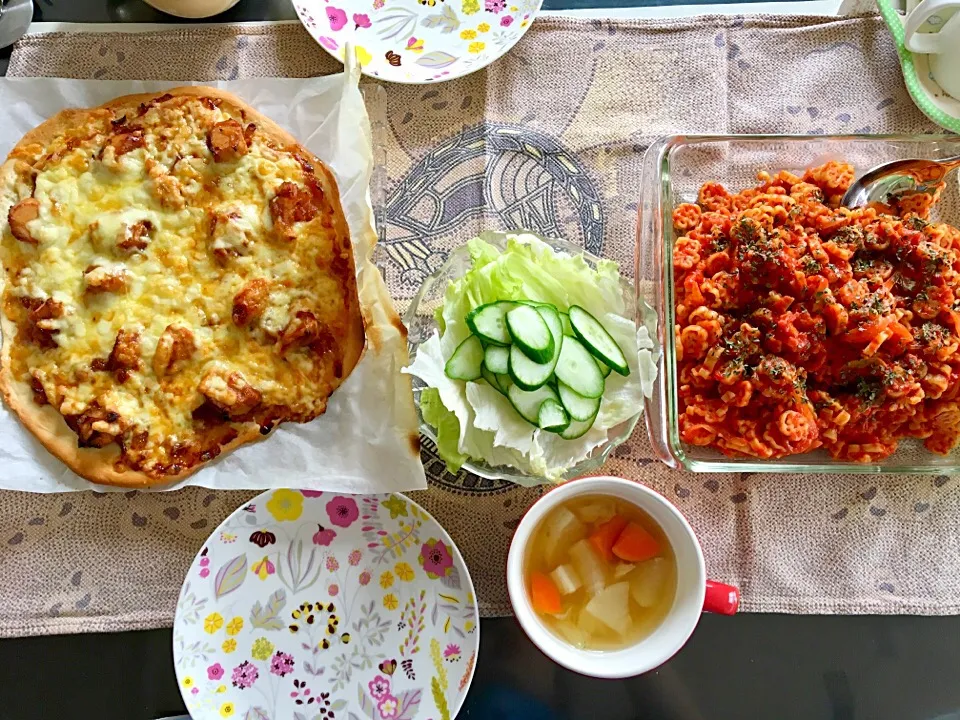 Snapdishの料理写真:手作りピザ生地で照り焼きチキンピザとトマトクリームのペンネのご飯|みよさん