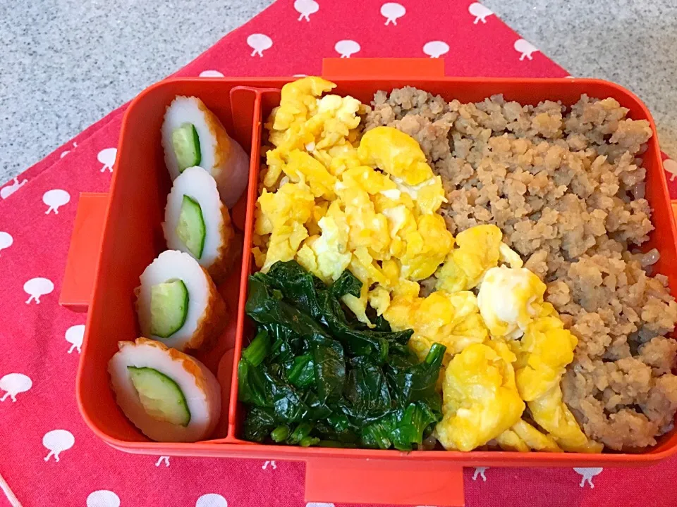 ☆5/29今日のお弁当☆〜そぼろ三色弁当、ちくわキュウリ〜寝坊したのでこれだけ（笑）|Satokoさん