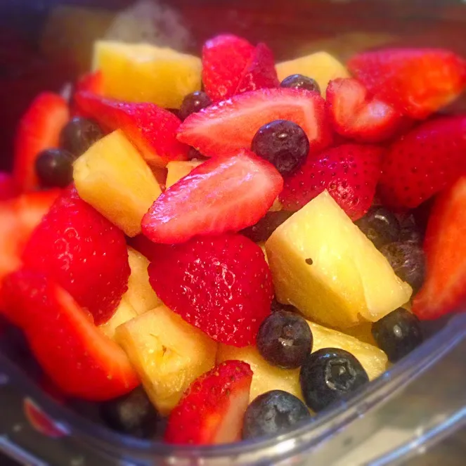 Fruit season we need it. 😍 blue berries, pine Apple and strawberries. 🍓🍒|SPJWUさん