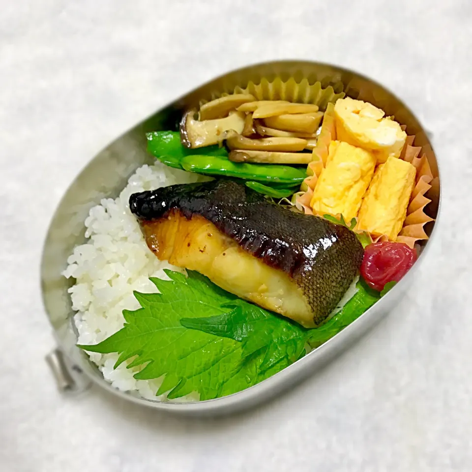 Snapdishの料理写真:銀鱈の西京焼き
玉子焼き
サヤエンドウとエリンギ炒め
梅干し
ご飯|Juneさん