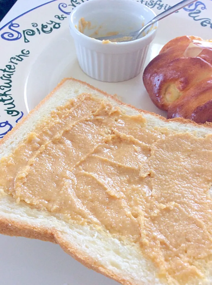 朝食は自家製ピーナッツバターを塗った食パンなど😊|ユキ❄︎ミライさん