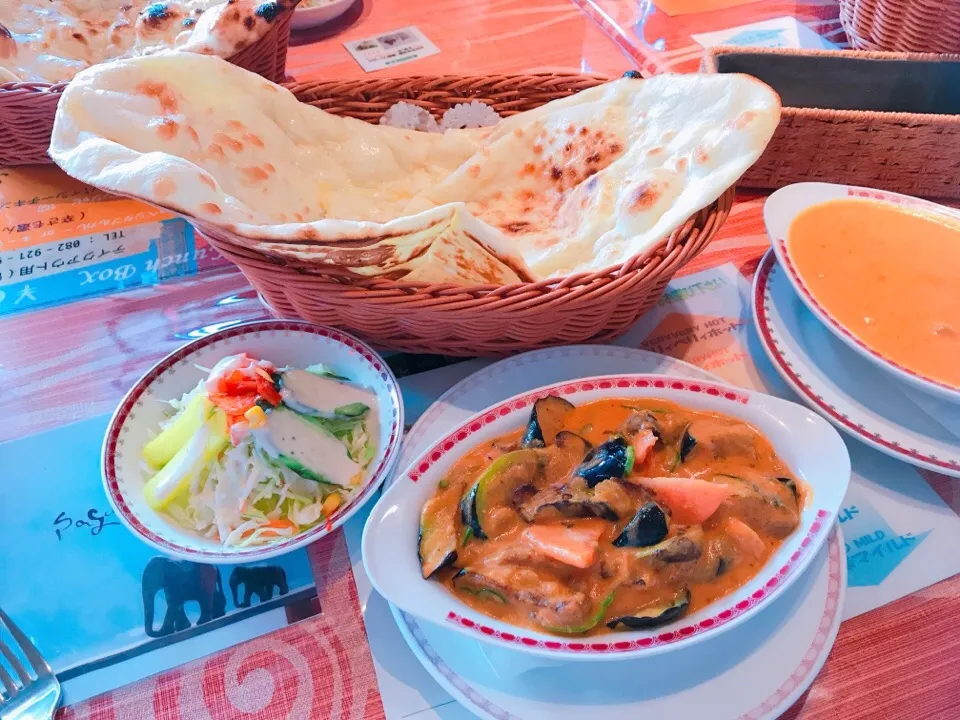 ナスとトマトのカレーとナン|ちゃみこさん