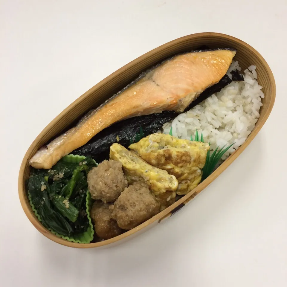 弁当（甘塩鮭、鶏団子、じゃこ入り玉子焼き、ほうれん草胡麻和え）|SasaMasa213さん