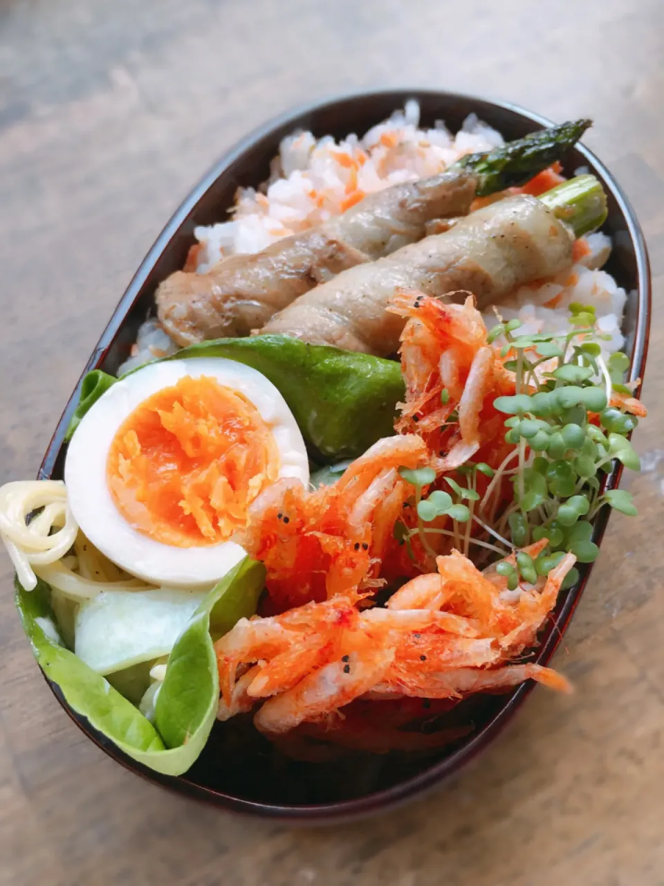 今日のお弁当
・シャケの混ぜご飯
・アスパラ肉巻
・桜エビのかき揚げ
・味玉
・胡瓜とサラスパ|akiさん