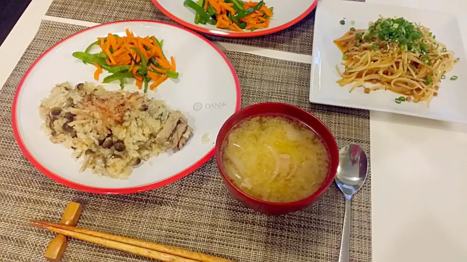 今日の夕食　さば缶の炊き込みご飯、ピーマンのきんぴら、もやしと大豆肉のピリ辛炒め、じゃがいもとベーコンの味噌汁|pinknari🐰🌈さん