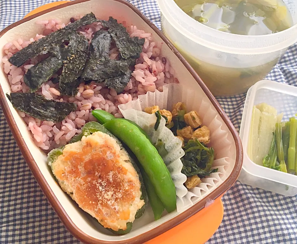 単身赴任の昼ごはん☀️ 🍴ピーマン肉詰め弁当🍱 ピーマン肉詰め 茹でスナップエンドウ 大根葉のふりかけ 野沢菜漬   芹浅漬け 菜花の味噌汁 黒米麦ご飯  もみ海苔  顆粒ダシ#単身赴任弁当|ぽんたさん