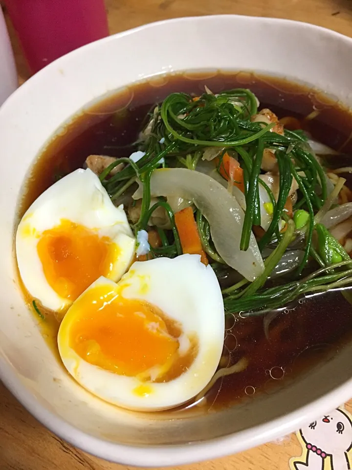 野菜炒めのせラーメン
今日はおかひじき入れてみた！卵が半熟とろりんちょ♪|kanamumamaさん